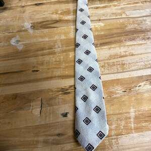 Vintage Wembley Wemlon White and Burgundy Medallion Pattern Textured Necktie